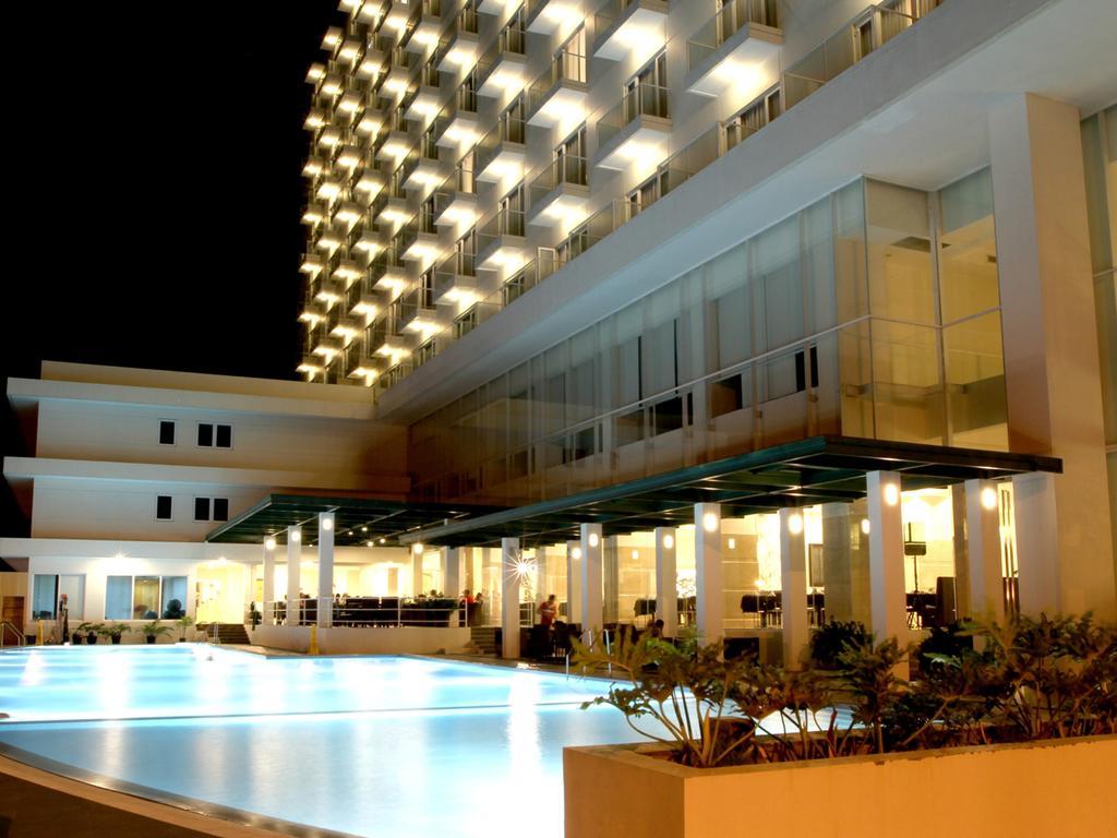 Sintesa Peninsula Hotel Manado Exterior photo
