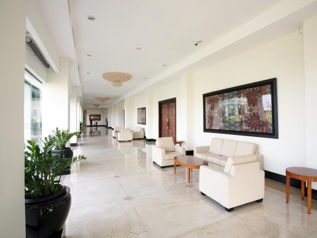 Sintesa Peninsula Hotel Manado Exterior photo