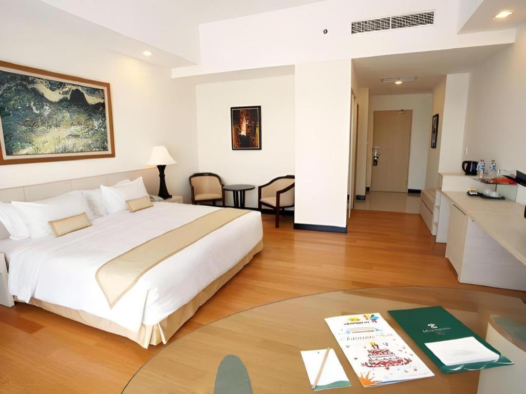 Sintesa Peninsula Hotel Manado Exterior photo