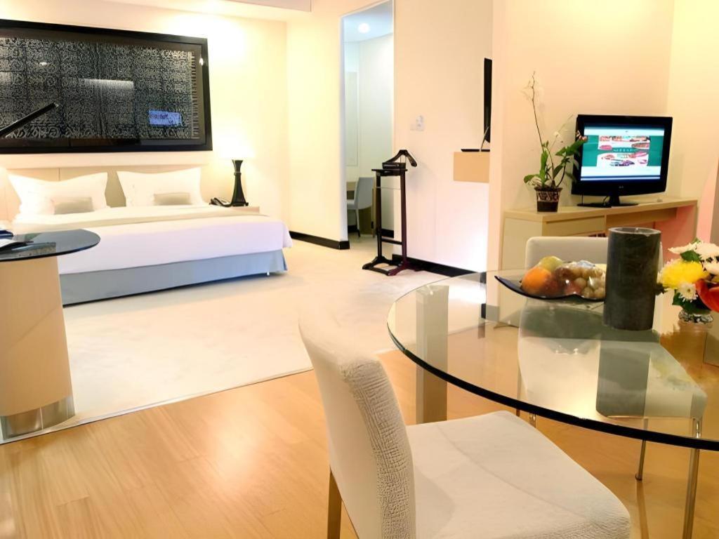 Sintesa Peninsula Hotel Manado Exterior photo