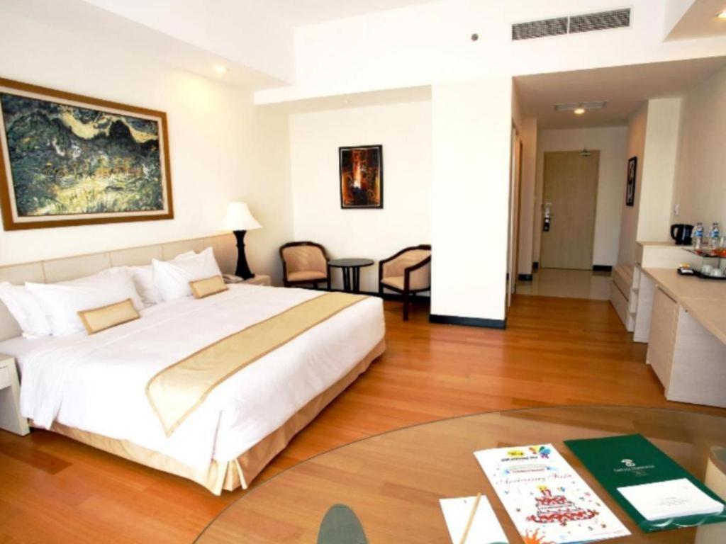 Sintesa Peninsula Hotel Manado Exterior photo