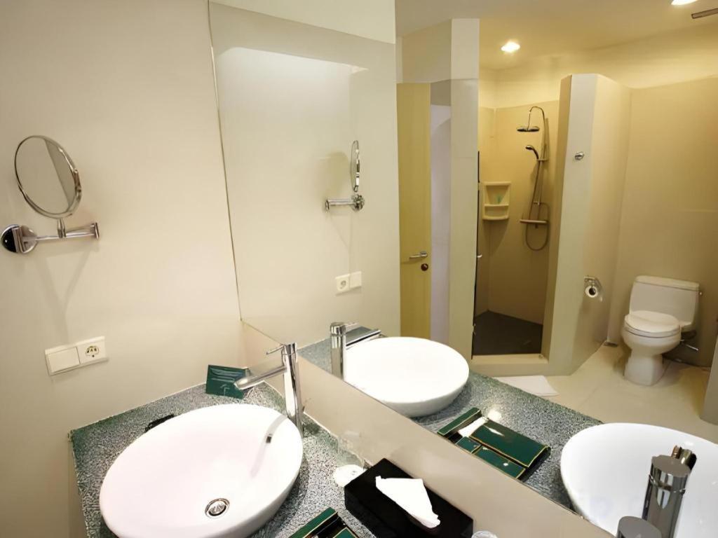Sintesa Peninsula Hotel Manado Exterior photo