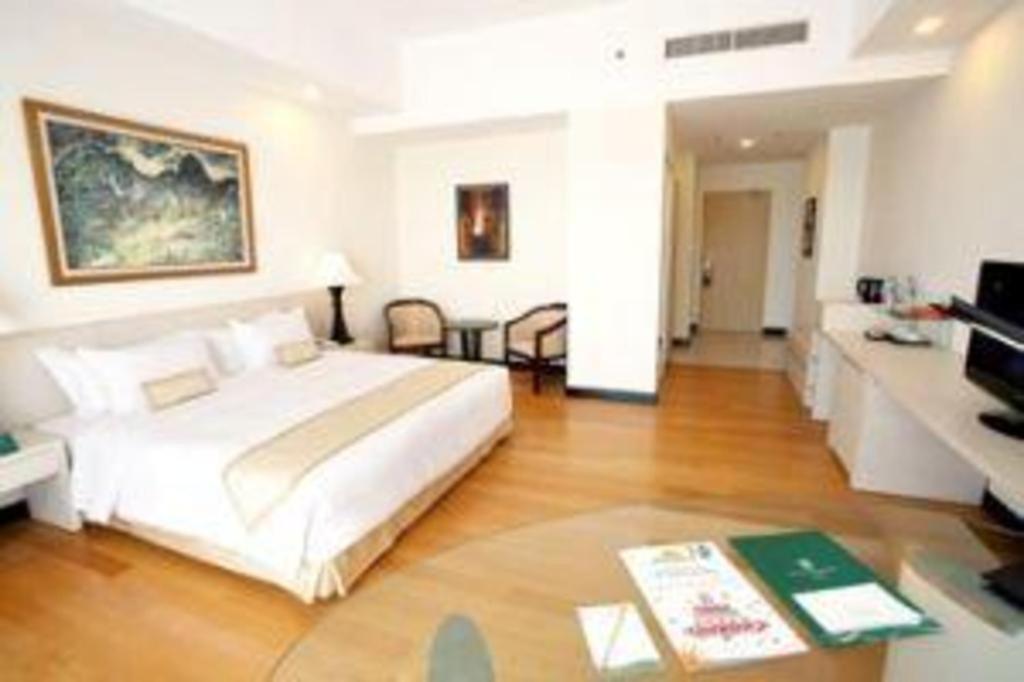 Sintesa Peninsula Hotel Manado Exterior photo