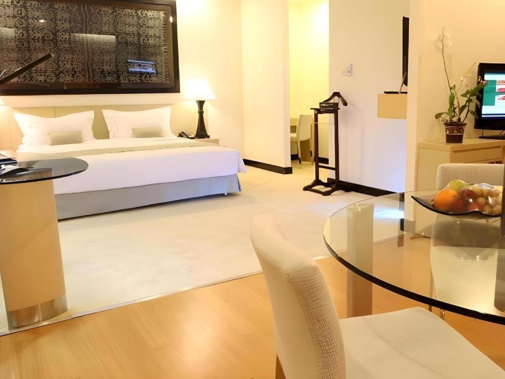 Sintesa Peninsula Hotel Manado Exterior photo