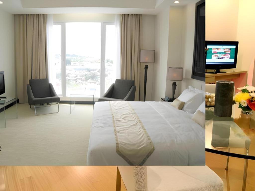 Sintesa Peninsula Hotel Manado Exterior photo