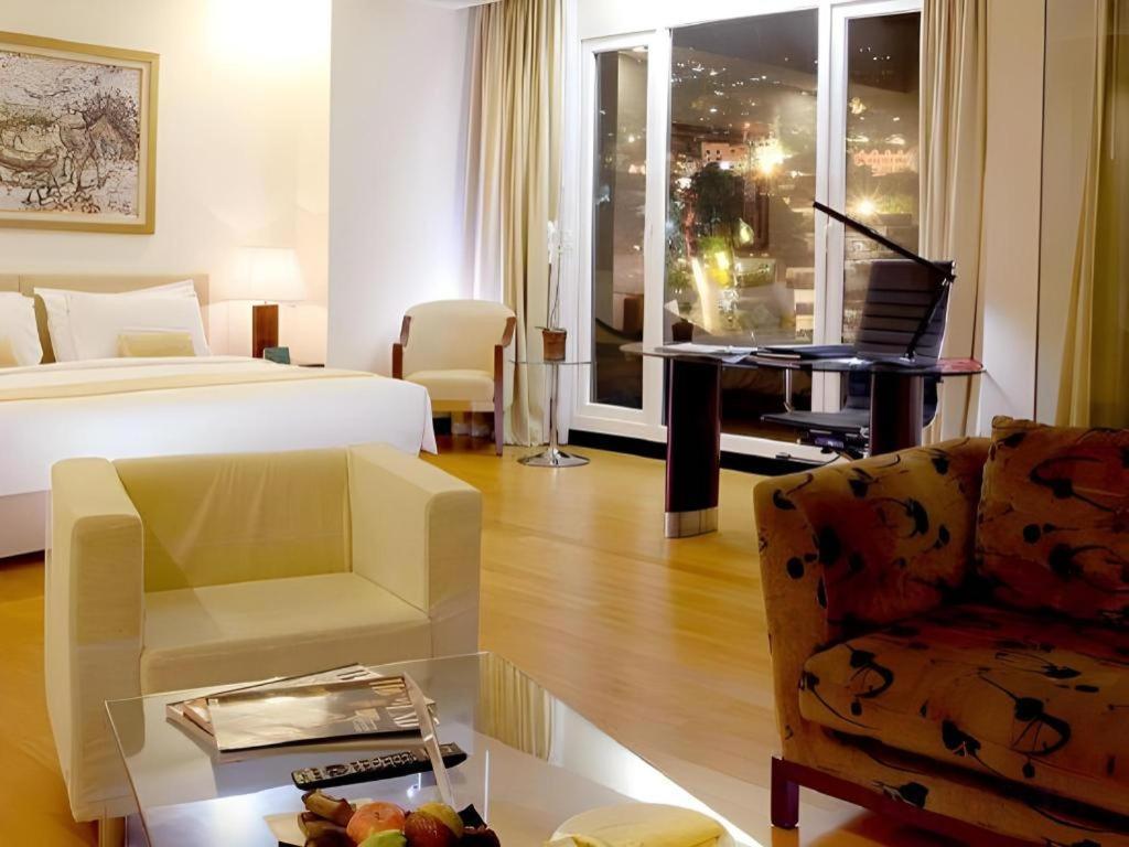 Sintesa Peninsula Hotel Manado Exterior photo